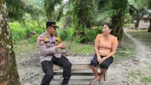 Kapolsek Rupat AKP Siswoyo bersama Ibu Ai warga Suku Akit di Pulau Rupat