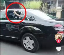 Pose 2 jari dari dalam mobil presiden. Sumber: Internet