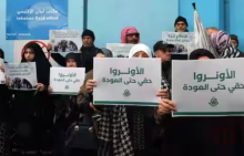Pengungsi Palestina berkumpul di luar kantor badan PBB untuk pengungsi Palestina, UNRWA, di Beirut /AFP