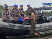 Ditpolairud Polda Riau sambangi warga.