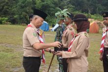 Danrem 031 Wira Bima memberikan bibit pohon pada anggota pramuka untuk ditanam di area Tahura Minas, Sabtu, 3 Februari 2024 pagi.