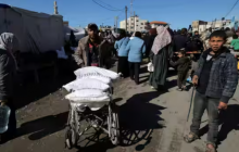 Foto dari 1 Februari 2024 ini menunjukkan seorang pria Palestina di Rafah membawa kantong tepung yang didistribusikan oleh Badan Bantuan dan Pekerjaan Perserikatan Bangsa-Bangsa (UNRWA) /Reuters