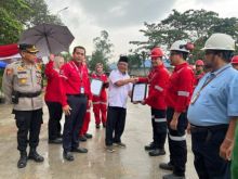 Chief Operating Officer (COO) RAPP Eduward Ginting, bersama Kabag Ops Polres Pelalawan Kompol Maison, mendampingi Asisten I Pemkab Pelalawan Zulkifli saat menyerahkan penghargaan kepada karyawan dan departemen di RAPP peraih penghargaan K3.