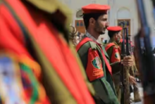 Pasukan yang setia kepada pemberontak Houthi Yaman mengambil bagian dalam upacara pemakaman bagi para pejuang yang tewas dalam serangan pimpinan AS baru-baru ini, di masjid Al-Saleh Sanaa pada 10 Februari 2024 /AFP