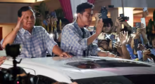 Gambar menunjukkan Menteri Pertahanan Indonesia dan calon presiden Prabowo Subianto (kiri) didampingi oleh pasangannya dan calon wakil presiden Indonesia Gibran Rakabuming Raka (kanan) menyapa para pendukungnya dari sebuah mobil di Jakarta, Indonesia 14 Februari 2024 /Reuters