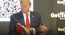 Trump meluncurkan lini sepatu ketsnya di Sneaker Con di Philadelphia /AP