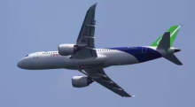 Sebuah Comac C919 terbang melewati selama tampilan terbang udara menjelang Singapore Airshow di Changi Exhibition Centre di Singapura 18 Februari 2024 /Reuters