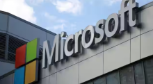 Logo Microsoft terlihat di Los Angeles, California /Reuters