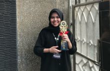 Peraih Beasiswa Prestasi PT Pertamina Hulu Rokan (PHR) Regitha Nur Azizah mengukir prestasi dalam ajang Lomba Pidato Bahasa Inggris Tingkat Nasional. Mahasiswi asal Pekanbaru yang berkuliah di Universitas Pertamina ini meraih Juara I pada Festival Bahasa Inggris yang digelar Fakultas Ekonomi dan Bis