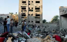 Dalam foto dari 12 Oktober 2023 ini, warga Palestina melihat kehancuran sebuah rumah setelah serangan di tengah konflik dengan Israel di Khan Younis /Reuters