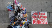 Seorang aktivis perubahan iklim dari kelompok Extinction Rebellion, mengenakan kemasan plastik sekali pakai, berdemonstrasi di luar Gedung Parlemen di pusat kota London, pada 7 Oktober 2019 /AFP