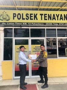 Penyerahan Penghargaan oleh Ketua Panwaslu Kecamatan Kulim Abuzar SH pada Kapolsek Tenayan Raya, Kompol Oka M Syahrial