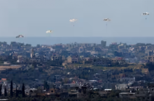 Paket jatuh ke Gaza utara setelah dijatuhkan dari pesawat militer, 9 Maret 2024 /Reuters