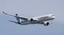 Airbus A350-1000 terlihat di layar udara selama pratinjau media Singapore Airshow di Singapura /Reuters