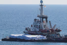 Open Arms, kapal penyelamat milik LSM Spanyol, berangkat dengan bantuan kemanusiaan ke Gaza dari Larnaca, Siprus, 12 Maret 2024 /Reuters