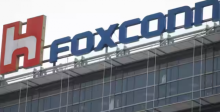 Logo Foxconn digambarkan di atas gedung perusahaan /Reuters