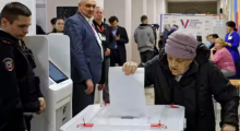 Seorang wanita memberikan suaranya di tempat pemungutan suara selama pemilihan presiden di Moskow, Rusia /Reuters