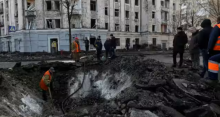 Salah satu rudal menciptakan kawah di dekat sebuah bangunan tempat tinggal di Kyiv /AFP
