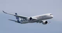 Airbus A350-1000 terlihat di layar udara selama pratinjau media Singapore Airshow di Singapura /Reuters