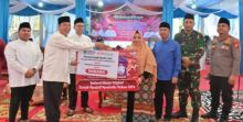 Bupati Kasmarni Saat Menyalurkan Bantuan