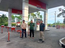 Unit Tipidter Satreskrim Polres Bengkalis saat melaksanakan pengecekan SPBU di Bengkalis