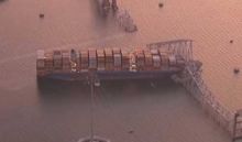 Kapal berbendera Singapura menabrak jembatan Baltimore