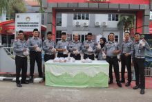 Lapas IIA Bengkalis saat bagi bagikan takjil ke masyarakat pada Ramadhan 1445 H