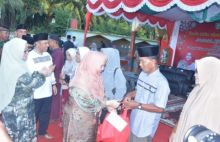 Bupati Kasmarni saat bersafari ramadhan di Kecamatan Bandar Laksemana