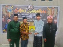 Ketua PMB Bengkalis Ustad Sabli Afandi saat menyerahkan 20 wakaf Alqur'an