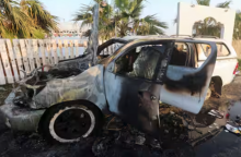 Seseorang melihat kendaraan tempat karyawan dari World Central Kitchen (WCK) di Deir Al-Balah, di Gaza tengah, Jalur 2 April 2024 /Reuters