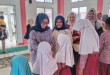 Ketua IKBI PTPN IV Regional III Sari Rurianto (depan kiri) saat menyambangi panti asuhan di Pekanbaru