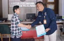Penyerahan hibah peralatan elektronik pendukung layanan konsultasi online di Kantor ATR/BPN Kabupaten Pelalawan oleh Senior Manager Legal RAPP Hermanto kepada Kepala Kantor ATR/BPN Pelalawan Turmudi.