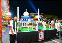Miniatur masjid saat pawai takbiran idul fitri 1445 H di Bengkalis