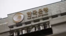 Logo Bank of Korea terlihat di atas gedungnya di Seoul, Korea Selatan /Reuters