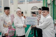 Serah terima secara simbolis santunan dari PT RAPP untuk disalurkan kepada anak-anak yatim di Kuansing.