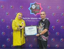 Pimpinan BRK Syariah usai terima penghargaan dari MarkPlus Islamic