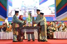 Piala bergilir saat diserahkan Bupati Kasmarni