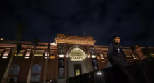 Seorang petugas polisi berjalan di samping pintu masuk Museum Mesir di ibukota Mesir, Kairo /Reuters