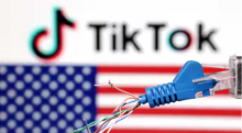 Kabel internet yang putus terlihat di depan bendera AS dan logo TikTok /Reuters