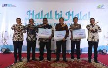 Para manajer kebun inti, pabrik kelapa sawit, dan kebun kemitraan terbaik yang berhasil meraih peringkat pertama dalam ajang PTPN IV Regional III Performance League periode triwulan pertama 2024 berfoto bersama dengan Region Head Rurianto (kanan) serta SEVP Business Support Ahmad Diponegoro (kiri) d