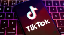Logo aplikasi TikTok terlihat dalam ilustrasi ini yang diambil, 22 Agustus 2022 /Reuters