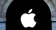 Logo Apple digambarkan di sebuah toko Apple di Paris, Perancis /Reuters