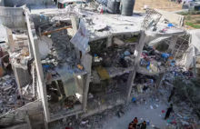 Foto dari 3 Mei 2024 ini menunjukkan orang-orang berdiri di samping sebuah rumah yang rusak akibat serangan Israel, di tengah konflik yang sedang berlangsung antara Israel dan Hamas, di Rafah /Reuters