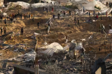 Gambar menunjukkan warga Palestina memeriksa lokasi serangan Israel di sebuah rumah di Rafah di Jalur Gaza selatan, 12 Februari 2024 /Reuters