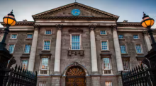 Gambar fasad luar Trinity College Dublin /net