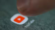 Logo aplikasi YouTube terlihat di smartphone dalam ilustrasi gambar ini /Reuters