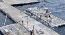 Tentara yang ditugaskan ke Brigade Transportasi ke-7 (Ekspedisi) dan pelaut yang melekat pada MV Roy P. Benavidez merakit Fasilitas Distribusi Roll-On, Roll-Off (RRDF), atau dermaga apung, di lepas pantai Gaza di Laut Mediterania /Reuters