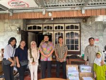 Ikatan Alumni Admisntrasi Negara Unri Serahkan Bantuan Untuk Korban Galodo di Sumbar 