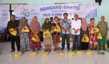 Pewakilan manajemen salah satu kebun PTPN IV Regional III saat menyerahkan bantuan sembako gratis ke masyarakat yang membutuhkan. Sub Holding PTPN IV menyalurkan ribuan paket sembako gratis sebagai langkah membantu pemerintah mengendalikan inflasi di berbagai daerah. Penyaluran bantuan sembako terse