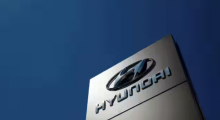 Tanda toko Hyundai di luar showroom di Bletchley, Milton Keynes, Inggris /Reuters